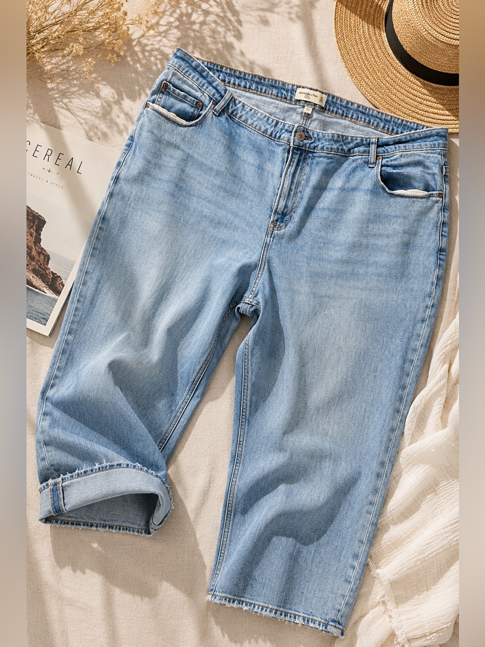 Abercrombie & Fitch Curve Love The Mom
High Rise 37|24S Plus Size Light Wash